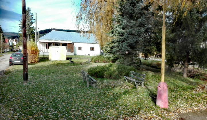 Zaujímavosti / Oddychová zóna v strede obce - foto