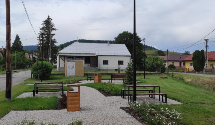 Zaujímavosti / Oddychová zóna v strede obce - foto