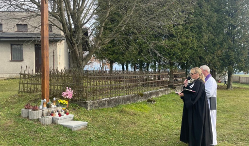 Vysvätenie centrálneho kríža na cintoríne V novembri 2025 sme ekumenickou bohoslužbou vysvätili centrálny kríž na miestnom cintoríne. Pri tejto príležitosti sme si spomenuli a zapálili plamienok sviečky na všetkých obyvateľov, ktorí nás v minulosti opustili. 